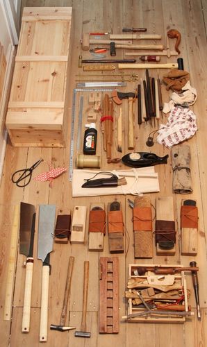 Diy Tool Roll, Japanese Tool Boxes, Wood Workshop Ideas, Diy Japanese Decor, Japanese Woodworking Tools, Japanese Carpentry, Tool Chests, Japanese Tools, Japanese Joinery