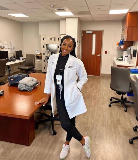 Pediatrician Black Women, Black Women Doctors Aesthetic, Health Administration Career, Black Psychiatrist Aesthetic, Black Med Student Aesthetic, Black Women In Scrubs Aesthetic, Black Physical Therapist, Doctor Aesthetic Black, Black Female Doctor Aesthetic Medical