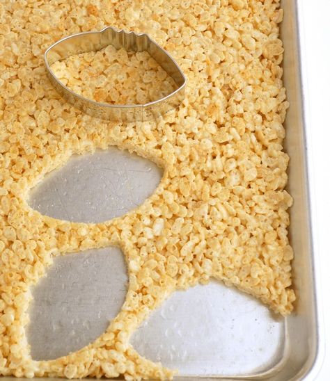 Football Inspired Rice Krispies Treats using a cookie cutter Rice Krispie Treats Football Ideas, Football Rice Krispie Treats Ideas, Superbowl Party Food Ideas 49ers, Rice Krispie Football Treats, Rice Krispie Treats Football, Super Bowl Rice Crispy Treats, Football Rice Krispie Treats, Shaped Rice Krispie Treats, Gameday Foods