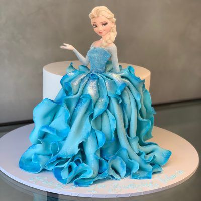 Bolo Aesthetic, Frozen Doll Cake, Gökkuşaği Pasta, Elsa Torte, Elsa Birthday Cake, Γενέθλια Mickey Mouse, Frozen Birthday Party Cake, Frozen Themed Birthday Cake, Doll Birthday Cake