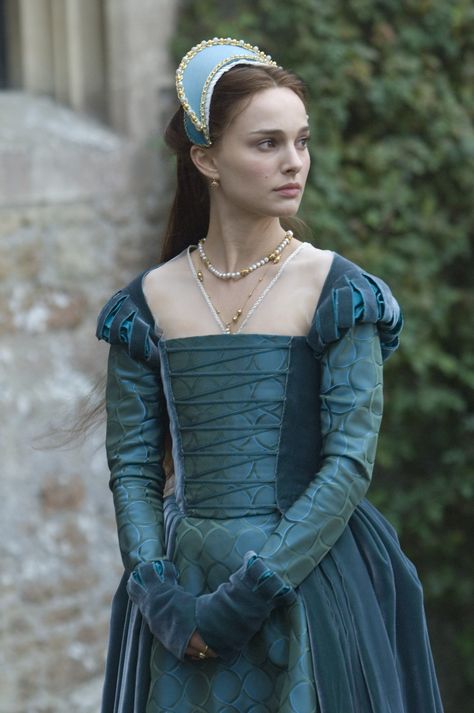 Natalie Portman as Anne Boleyn in "The Other Boleyn Girl", 2008. Anna Boleyn, The Other Boleyn, Tudor Fashion, The Other Boleyn Girl, Tudor Costumes, Old Dress, Tudor History, Dark Autumn, Period Outfit