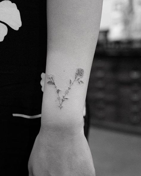 Pisces constellation made of flowers Star Tattoo On Wrist, Pisces Constellation Tattoo, Pisces Tattoo Designs, Aries Constellation Tattoo, Pisces Tattoo, Pisces Constellation, Constellation Tattoo, Pisces Tattoos, Dot Tattoos