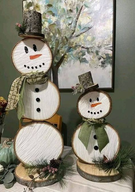 Diy Snowman Decorations Wood, Snowman With Wood Slices, Snowman On Wood Slices, Wood Circle Snowman, Snowmen Wreaths Diy, Wooden Snowman Diy, Snowman Crafts Diy Wooden Snowmen, Snowman Decorations Diy, Wood Snowman Diy