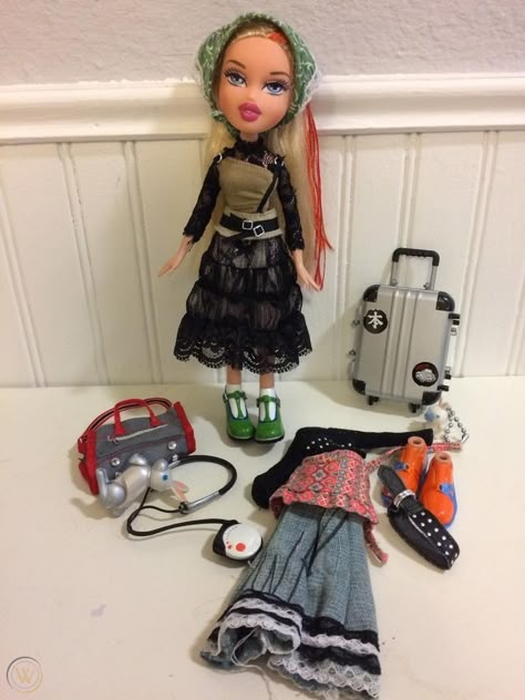 2004 Bratz Tokyo A Go Go Cloe Incl 2nd Outfit Plus | #1936536784 Bratz Wardrobe, Bratz Tokyo A Go Go, Cloe Bratz, American Girl Doll Sets, Doll Customs, Bratz Doll Outfits, Bratz Girls, Moster High, Personal Aesthetic