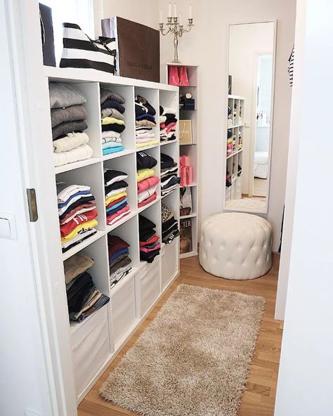 21 Best Small Walk-in Closet Storage Ideas for Bedrooms Small Walk In Closet Design, Small Walk In Closet Organization, Walk In Closet Small, Small Walk In Closet, Walking Closet, Closet Hacks Organizing, Walk In Closet Design, Closet Layout, Small Closets