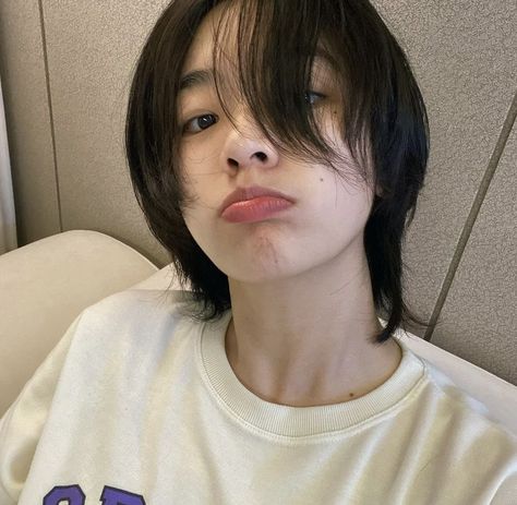 Lee Joo-young Aesthetic, Lee Joo Young, Masc Women, Asian Short Hair, Hairstyles For Layered Hair, Shot Hair Styles, Cool Poses, Girl Short Hair, I Love Girls