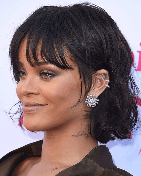 Wispy Bottleneck Bangs, Rihanna Jewelry, Bottleneck Bangs, Rihanna Short Hair, Rihanna Work, Short Bobs With Bangs, Messy Waves, Work Work Work, Messy Bob