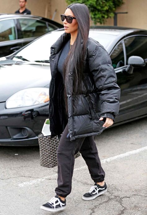 Mrs. West stepped out near her home in Los Angeles rocking what might be her most casual look to date—a black top and coordinating sweatpants that she topped off with an oversize puffer coat. A monogrammed tote, black-and-white Vans sneakers, and dark sunnies completed her outfit. Kim Kardashian Blazer, Kardashian Casual Outfit, Estilo Kim Kardashian, Outfits With Jordan 1s Fashion Styles, Yeezy Outfit, Kim Kardashian Outfits, Kim K Style, Kardashian Outfit, Kardashian Photos