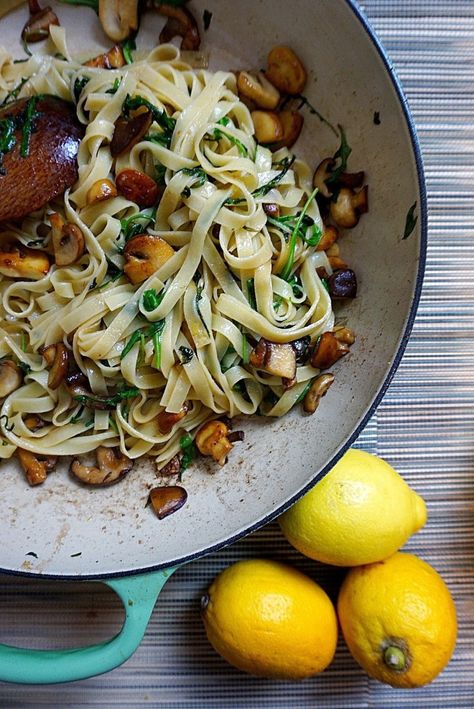 Garlic mushroom lemon pasta - The Tiny Italian Sunday Spaghetti, Fun Pasta, Mushroom Recipes Pasta, Shitake Mushroom, Bbq Sides, Garlic Mushrooms, Lemon Pasta, Mushroom Pasta, Veg Recipes