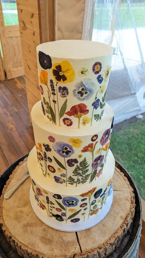 Spotted: Love My Dress - Pressed Edible Flower Cake Edible Flower Cake, Pressed Flower Wedding, Wildflower Cake, Flower Buttercream, Delicious Lemon Cake, Edible Flowers Cake, Couples Book, Cake Maker, Buttercream Wedding Cake