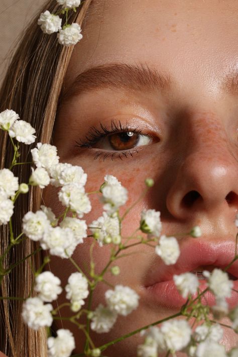 Flower Photoshoot Editorial, Self Photography, Beautiful Photoshoot Ideas, Studio Portrait Photography, Spring Photoshoot, Flower Photoshoot, Nature Photoshoot, Creative Portrait Photography, Photographie Inspo