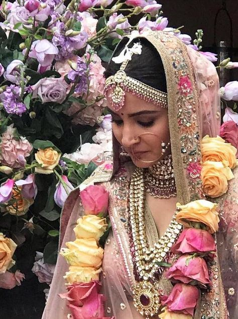 17 Stylish Ways Brides Can Wear Rani Haar Like a True Maharani | ShaadiSaga Marriage Outfit, Virat Anushka, Indian Wedding Garland, Virat And Anushka, Sabyasachi Bride, Tuscan Wedding, Indian Bridal Dress, Bollywood Wedding, Indian Bridal Fashion