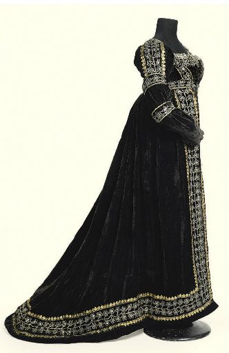 Sold by Christies - Court Dress: ca. 1810-1820, velvet trimmed with metallic lace throughout, slightly trained. Historical Gowns, Regency Era Fashion, 1800s Fashion, Court Dresses, Regency Dress, Regency Fashion, 19th Century Fashion, Old Dresses, Antique Dress