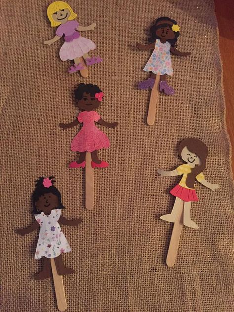 Paper Dolls- wooden sticks Popsicle Stick People, Ice Cream Crafts, Hand Art Kids, Puppets Diy, Camp Crafts, Ice Cream Stick, Wood Sticks, Camping Crafts, Popsicle Sticks