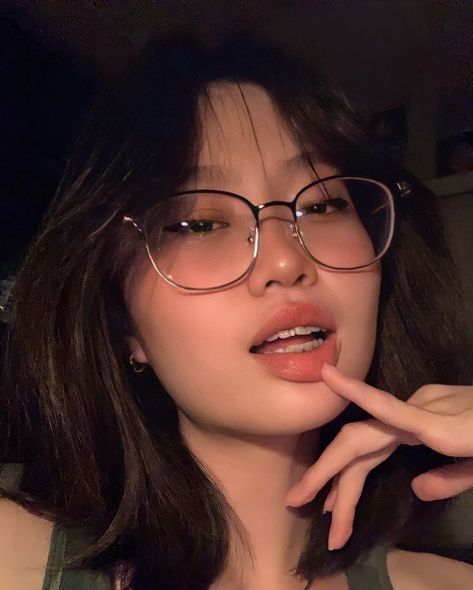 Braces And Glasses, Glasses For Oval Faces, Bangs And Glasses, People With Glasses, Glasses For Round Faces, Glasses Frames Trendy, Glasses Inspiration, Glasses For Your Face Shape, Face Aesthetic