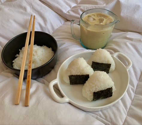 Japanese Onigiri Aesthetic, Japanese Food Aesthics, Onigiri Aesthetic, Aesthetic Japanese Food, Food Japanese, Food Medicine, Yummy Comfort Food, Think Food, Simply Recipes