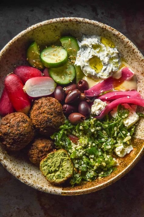 Low FODMAP falafel bowls that are made with low FODMAP falafel, tabbouleh and pickled onions and other delicious accompaniments. Recipes With Falafel, Falafel Bowl Recipe, Fodmap Elimination Diet, Falafel Bowls, Falafel Bowl, Low Fodmap Vegetables, Tabbouleh Recipe, Red Onion Recipes, Tzatziki Recipes