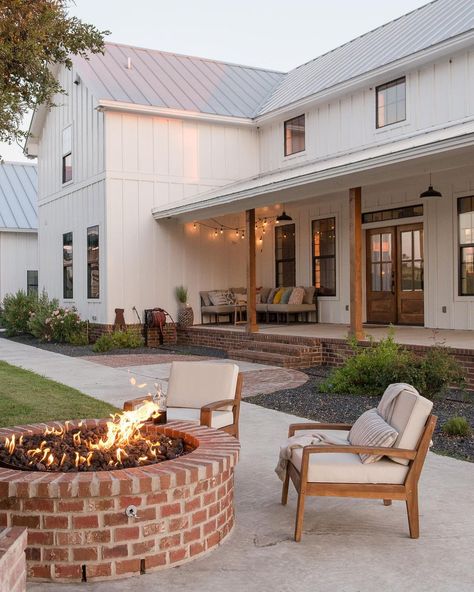 Country Cottage Outdoor Space, White House Black Trim Cedar Accents, Dream Farmhouse, Farmhouse Front Porches, Farmhouse Front, Big House, Barbie Dream, Farmhouse Exterior, Hus Inspiration