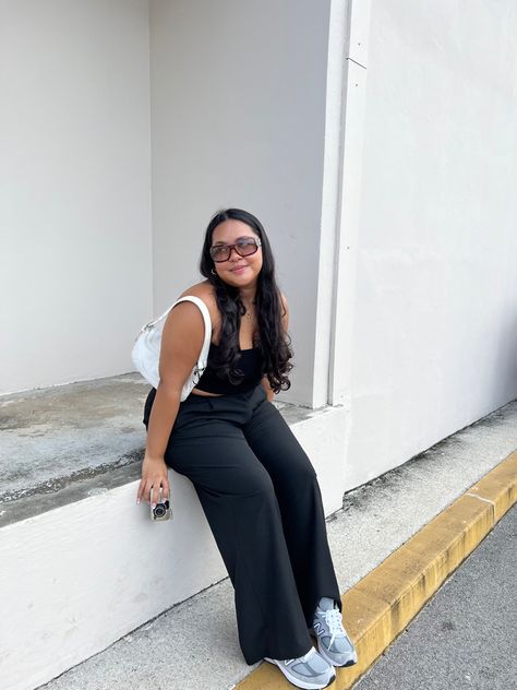 Downtown Midsize, Ig Inspo Pics Mid Size, 2023 Fashion Trends Midsize, Clean Aesthetic Outfit Plus Size, Midsize Insta Poses, Mid Size Photo Poses, Poses For Midsize Women, Photo Ideas Plus Size, Fits Midsize