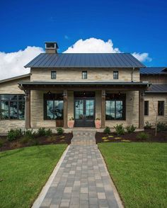 Timeless modern farmhouse with elegant-chic interiors in Texas hill country Hill Country Homes Exterior Ranch Style, Ranch Guest House, Country Style Dining Room, Transitional Exterior, Transitional Farmhouse, Hill Country Homes, Canyon Lake, Modern Farmhouse Exterior, Transitional House