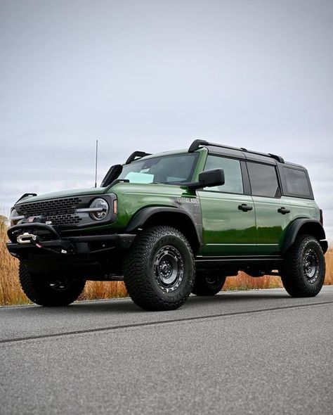 Bronco Everglades, Black Ford Bronco Lifted, Lifted Bronco Sport, Ford Bronco Everglades, Bronco Sport Offroad, Velocity Blue Bronco, New Bronco, Classic Bronco, Ford Suv