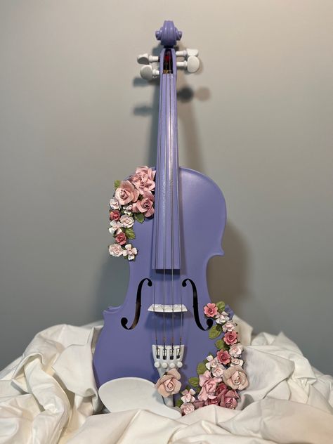 Violin With Flowers, Purple Violin, Painted Instruments, Instruments Art, Royalty Aesthetic, Lilac Flowers, Violin, Lilac, Royalty