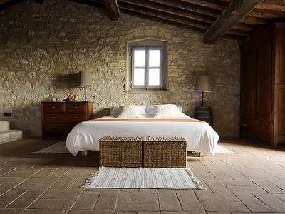 Italian Farmhouse Decor Goes Minimalist   The New Rustic Decor Tuscan Style Bedrooms, Italian Farmhouse Decor, Tuscan Bedroom, Tuscan Style Decor, Rustic Italian Decor, Tuscan Interior, Rustic Italian Home, Design Ložnic, Italian Bedroom