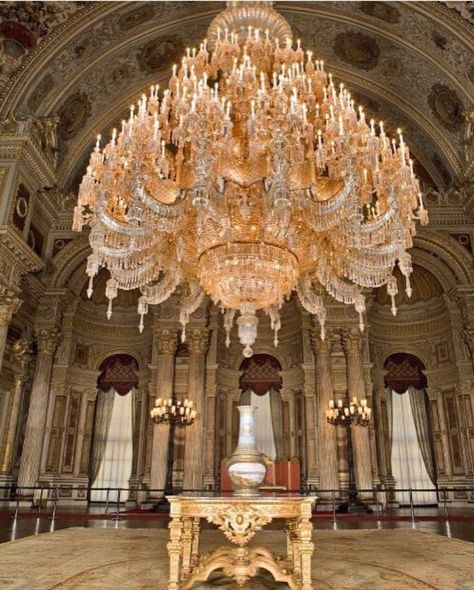 Baroque Chandelier, Glamour Decor, Cosy Room, Gold Lamp, Old Room, Baroque Architecture, Antique Chandelier, Cute Bedroom Decor, Beautiful Interior Design