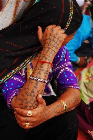 Rabari Tattoo, Berber Tattoo, Ethnic Tattoo, Sacred Tattoo, Tatoo Inspiration, Tattoo Symbols, Tattoo Meanings, Healing Tattoo, Indian Woman