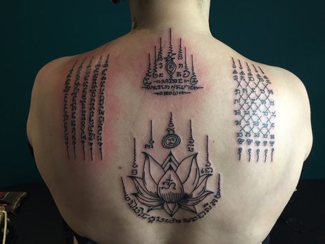 Le tatouage sacré en Thaïlande, une tradition millénaire modernisée Buddha Back Tattoo, Yantra Tattoo, Khmer Tattoo, Ab Tattoo, Buddhist Tattoo, Tattoos Matching, Thailand Tattoo, Buddha Tattoos, Sak Yant Tattoo