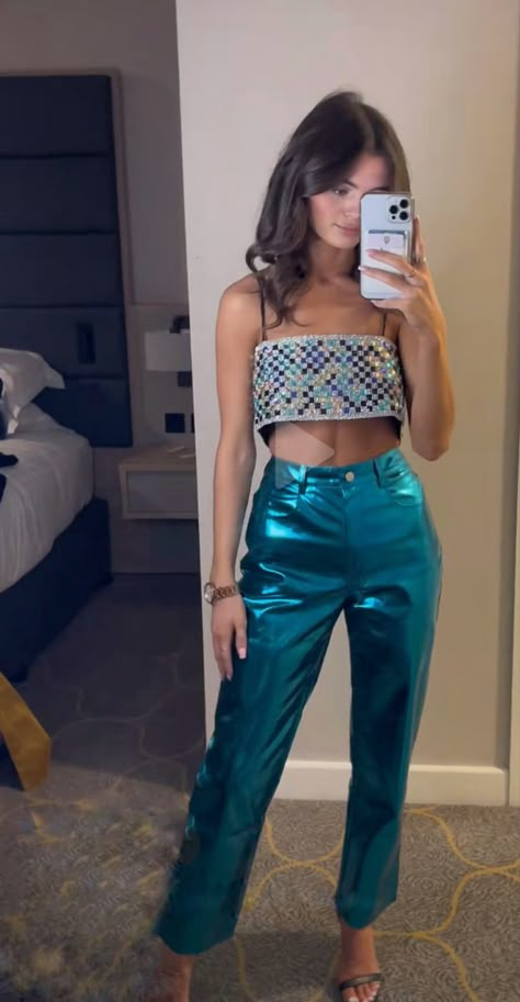 Euphoria Theme Outfits, Metallic Outfit Ideas Party, Fashion Outfits Fancy, Metallic Outfit Ideas, Disco Party Outfit Ideas, Metallic Pants Outfit, Glam Party Outfit, Paige Desorbo, Metallic Outfit