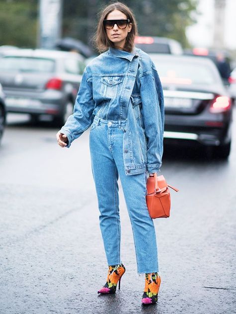 double denim: asymmetric jacket with frayed hem straight jeans and Balenciaga boots Denim Shorts Outfit, Canadian Tuxedo, Look Jean, Giovanna Battaglia, Anna Dello Russo, Estilo Denim, All Jeans, Paris Fashion Week Street Style, Blazer Jeans