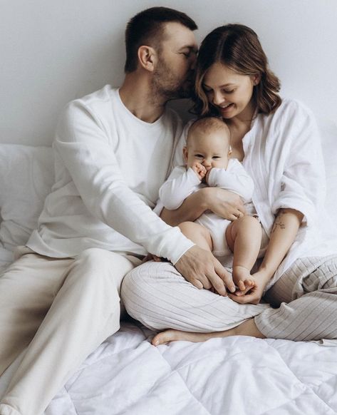 New Family Photoshoot At Home, First Family Christmas Pictures, Family Bed Photos, Bedroom Family Photoshoot, Indoor Family Pictures, Cozy Family Photoshoot, Family Pictures At Home, Newborn Family Photoshoot, Newborn Family Pictures