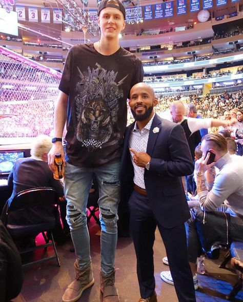 Knicks player Kristaps Porzingis and the P4P best fighter in the UFC Demetrius Johnson Demetrius Johnson, Kristaps Porzingis, Ufc Fighters, Soccer Life, Hockey Life, Soccer Girl, National Basketball Association, Soccer Mom, Golden State Warriors