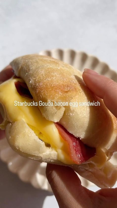 Starbucks Breakfast Sandwich Recipes, Bacon Gouda Breakfast Sandwich, Starbucks Bacon Gouda Sandwich, Weekly Breakfast Meal Prep, Starbucks Breakfast Sandwich, Starbucks Sandwiches, Gouda Sandwich, Obladi Oblada, Starbucks Breakfast