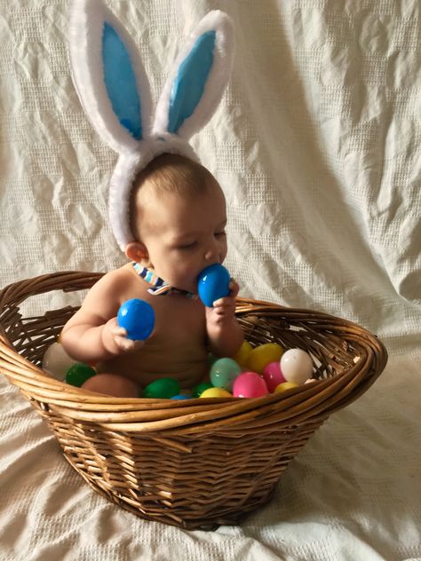 Diy First Easter Pictures, 7 Month Old Easter Pictures, Baby’s First Easter Pictures, Baby’s First Easter Crafts, Easter Picture Ideas, Baby In Easter Basket Photo, Baby Holiday Pictures, Baby Easter Pictures, Easter Baby Photos