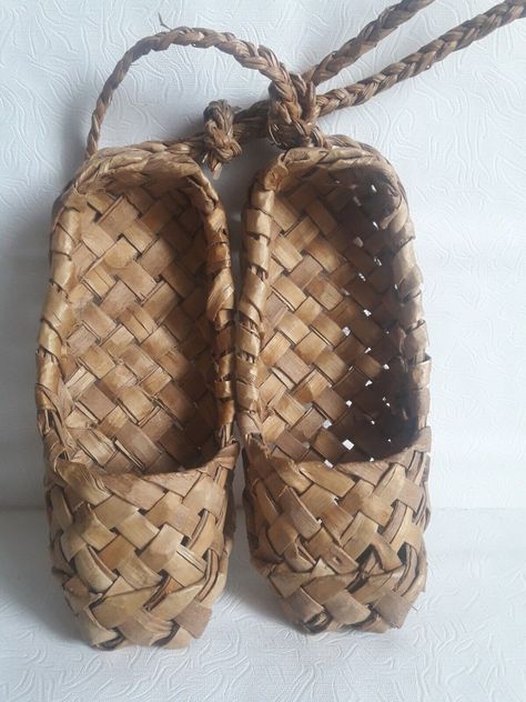 Authentic Russia Russian Handmade Peasant Bast Shoes Lapti Лапти | eBay Persian Shoes Traditional, Medieval Crafts, Historical Costuming, Ceramic Frogs, Olivia Rose, Medieval Costume, Frogs, Game Design, Russia