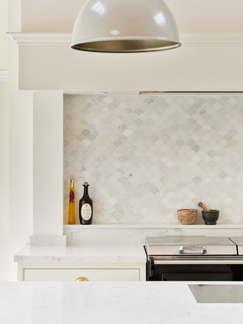 Kitchen Hob Splashback Ideas, Hob Splashback Ideas, Marble Splashback Kitchen, Cooker Splashback Ideas, Hob Splashback, Scallop Tiles, Marble Floor Tiles, Mosaic Floor Tiles, Kitchen Hob