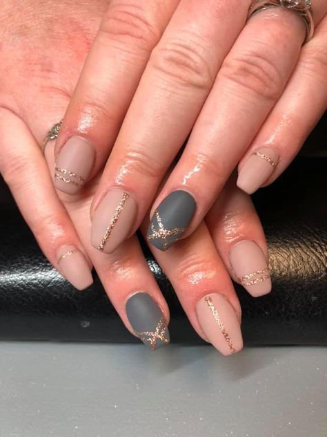 Pink and grey with rose gold sparkles. Nail tech credit to Nails by Del! #nails #nailart #nailsbydel Gray And Rose Gold Nails, Gray Gold Nails, Gold And Gray Nails, Rose Gold New Years Nails, Rose Gold And Silver Nails, Grey And Rose Gold Nails, Gray And Gold Nails, Black And Rose Gold Nails, Nails Lines