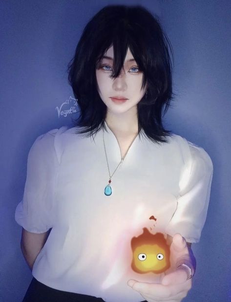 Cosplay Original: (ハウルの動く城) ♥ Howl J. Pendragon from HOWL's MOVING CASTLE ~.~ Howl Cosplay Black Hair, Howl Black Hair, Calcifer Cosplay, Sophie Cosplay, Howl Cosplay, Sophie Howl's Moving Castle, Howl's Moving Castle Howl, Cosplay Poses, Howl Pendragon