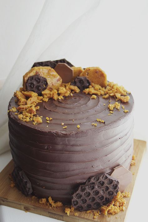 Honeycomb Chocolate, Chocolate Honeycomb, Honeycomb Candy, Honeycomb Cake, 40th Cake, Chocolate Strawberry Cake, Candy Recipe, Birthday Cake Chocolate, Celebration Cake