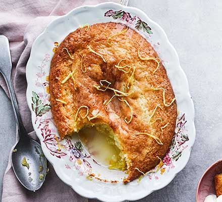 Lemon drizzle sponge pudding School Puddings, Sponge Pudding Recipe, Cake And Pastries, Sponge Pudding, Hot Desserts, Lemon Sponge, Retro Desserts, Comfort Desserts, Lemon Drizzle Cake