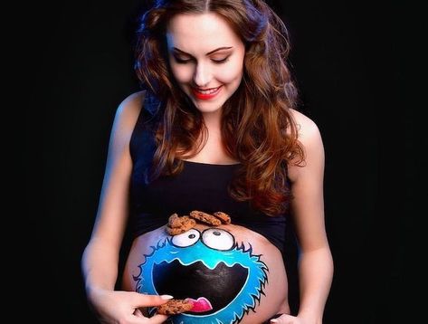 eine schwangere frau mit einem großen bemalten babybauch mit einem blauen monster und mit braunen kuchen, babybauch shooting ideen First Week Of Pregnancy, Bump Painting, Pregnant Belly Painting, Healthy Birth, Belly Painting, Baby Belly, Pregnant Belly, Shooting Photo, Mother And Baby