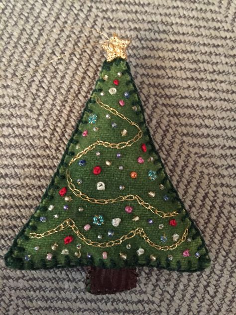 Embroidered Christmas Tree Decorations, Wool Felt Christmas Tree, Felt Beaded Ornaments, Christmas Tree Felt Ornaments, Beaded Felt Ornaments, Felt Christmas Tree Ornaments, Weird Beauty, Diy Felt Christmas Ornaments, Handmade Felt Ornament