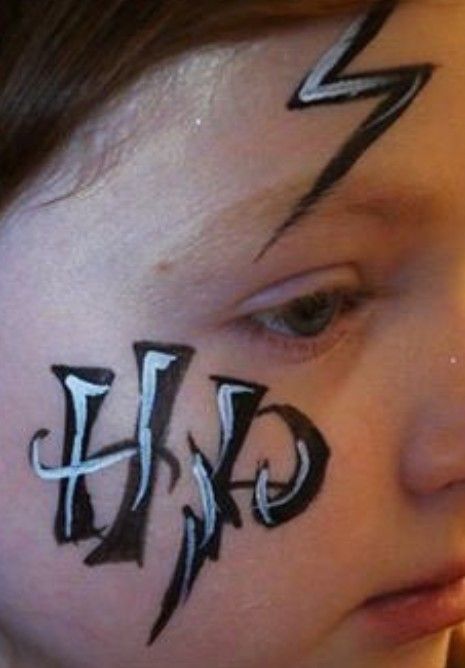 Kids Face Painting Easy, Maquillage Harry Potter, Face Painting Halloween Kids, Harry Potter Makeup, Harry Potter Face, Girl Face Painting, Harry Potter Painting, Festival Face, Harry Potter Kids