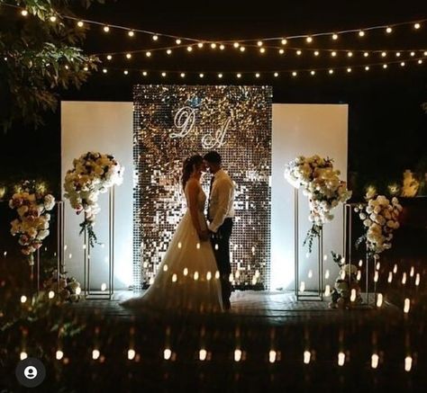 Shimmer Wall Backdrop Wedding, Gala Photo Backdrop, Sequin Backdrop Ideas, Gala Backdrop, Mirror Backdrop, Engagement Backdrops, Curtain Backdrop Wedding, Night Club Wedding, Shimmer Wall Backdrop