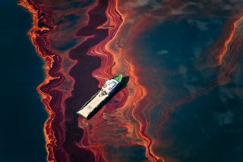 boat and oil slick in body of water Deepwater Horizon Oil Spill, Oil Pollution, Deepwater Horizon, Andy Goldsworthy, Marine Pollution, Festival Photo, Aerial Images, Oil Spill, Kumamoto