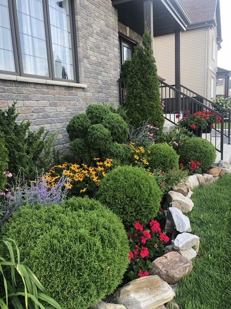 Landscaping Townhouse Front Yard, Front Yard Focal Point Landscaping Ideas, Simple Front Yard Flower Beds, Townhouse Curb Appeal Front Yards, Front Yard Landscaping Townhouse, Front Yard Land Scaping Ideas, Rock Lawn Front Yards, Front Yard Decor Ideas Entrance, Front Lawn Landscape Ideas Curb Appeal