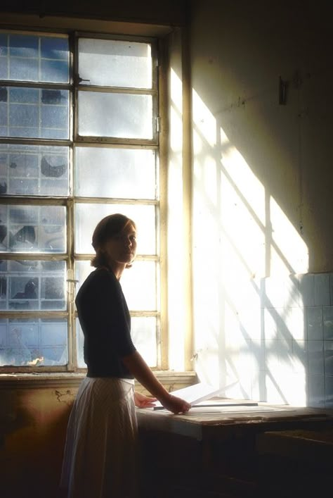 Your purpose in life is to find your purpose and give your whole heart and soul to it. | Gautama Buddha Window Panes, 다크 판타지, Window Light, Light Shadow, Through The Window, Chiaroscuro, Morning Light, 인물 사진, Photo Images