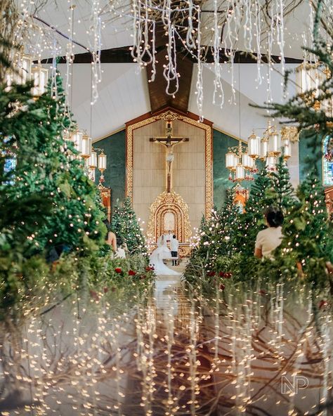 Janeena Chan Christmas Wedding | Philippines Wedding Blog Chan Christmas, Christmas Themed Wedding, Christmas Wedding Cakes, Wedding Philippines, Christmas Destinations, Philippines Wedding, Christmas Scents, Wedding Palette, Wedding Coordinator